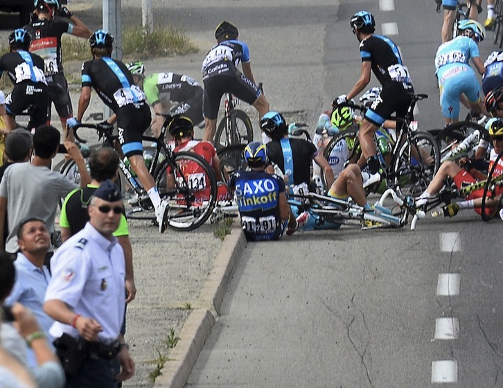 Caída en el pelotón durante la primera etapa disputada en Bastia. (Stephane MANTEY/AFP)