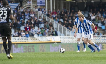 Illarramendi se dispone a lanzar una falta en un partido en Anoeta. (Gorka RUBIO/ARGAZKI PRESS)