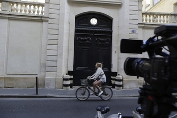 Una cámara graba el exterior de una mansión de Bernard Tapie en París. (Kenzo TRIBOUILLARD/AFP PHOTO)