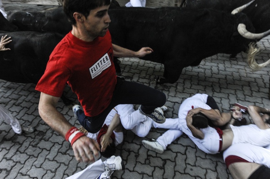 Corredores en el suelo intentan evitar la estampida. (Jagoba MANTEROLA/ARGAZKI PRESS)