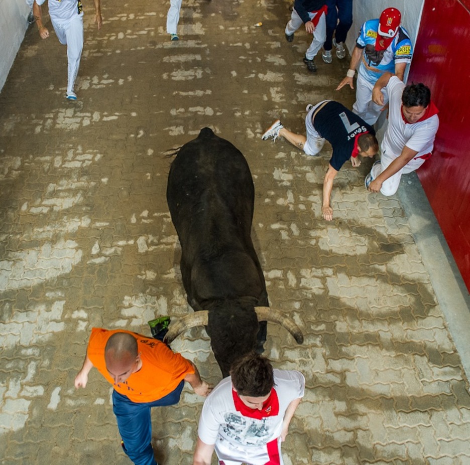 Apuros en el callejón de la plaza de toros. (Gorka RUBIO/ARGAZKI PRESS)