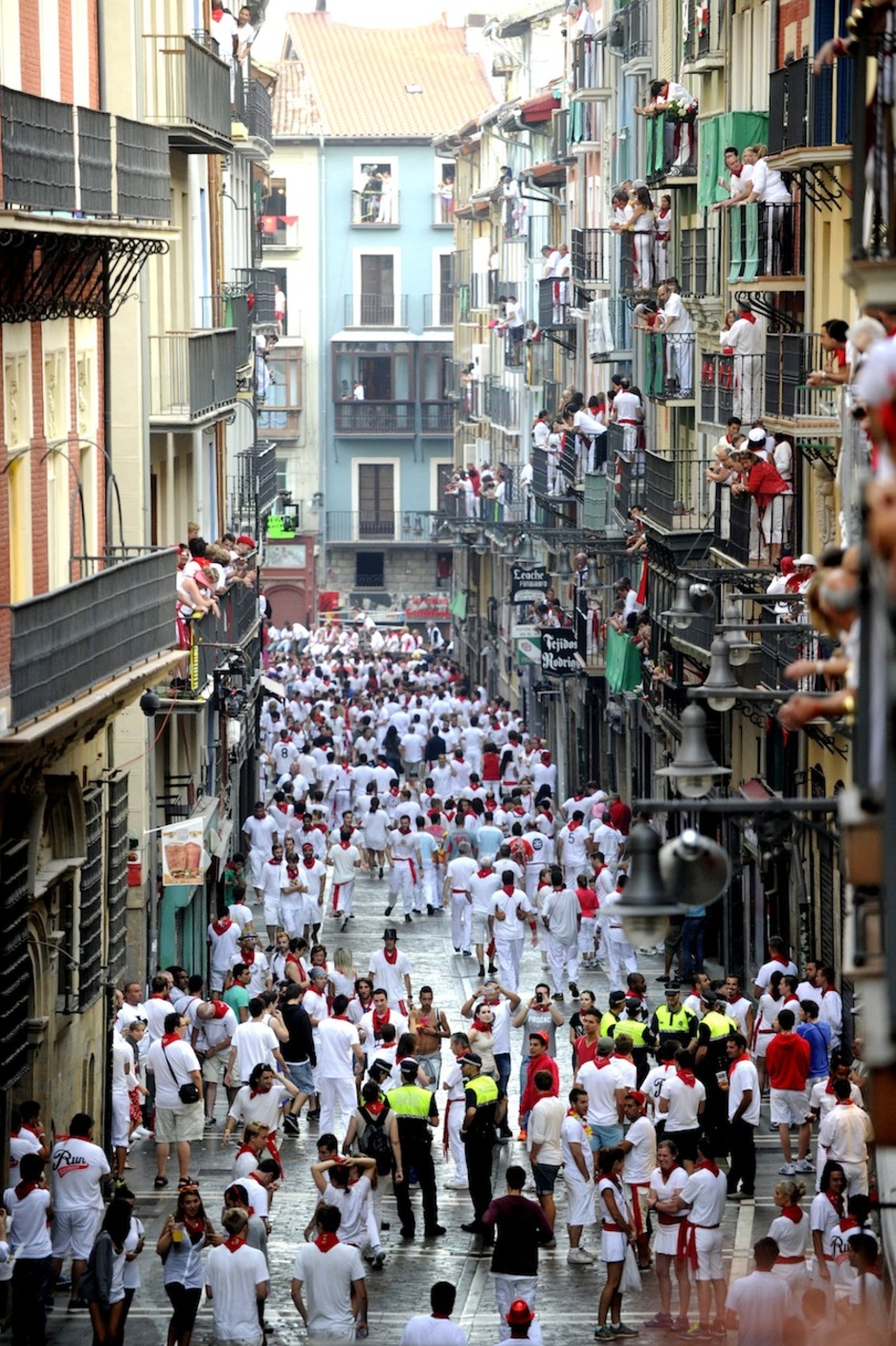 Los corredores se preparan antes del encierro. (Juanan RUIZ/ARGAZKI PRESS)