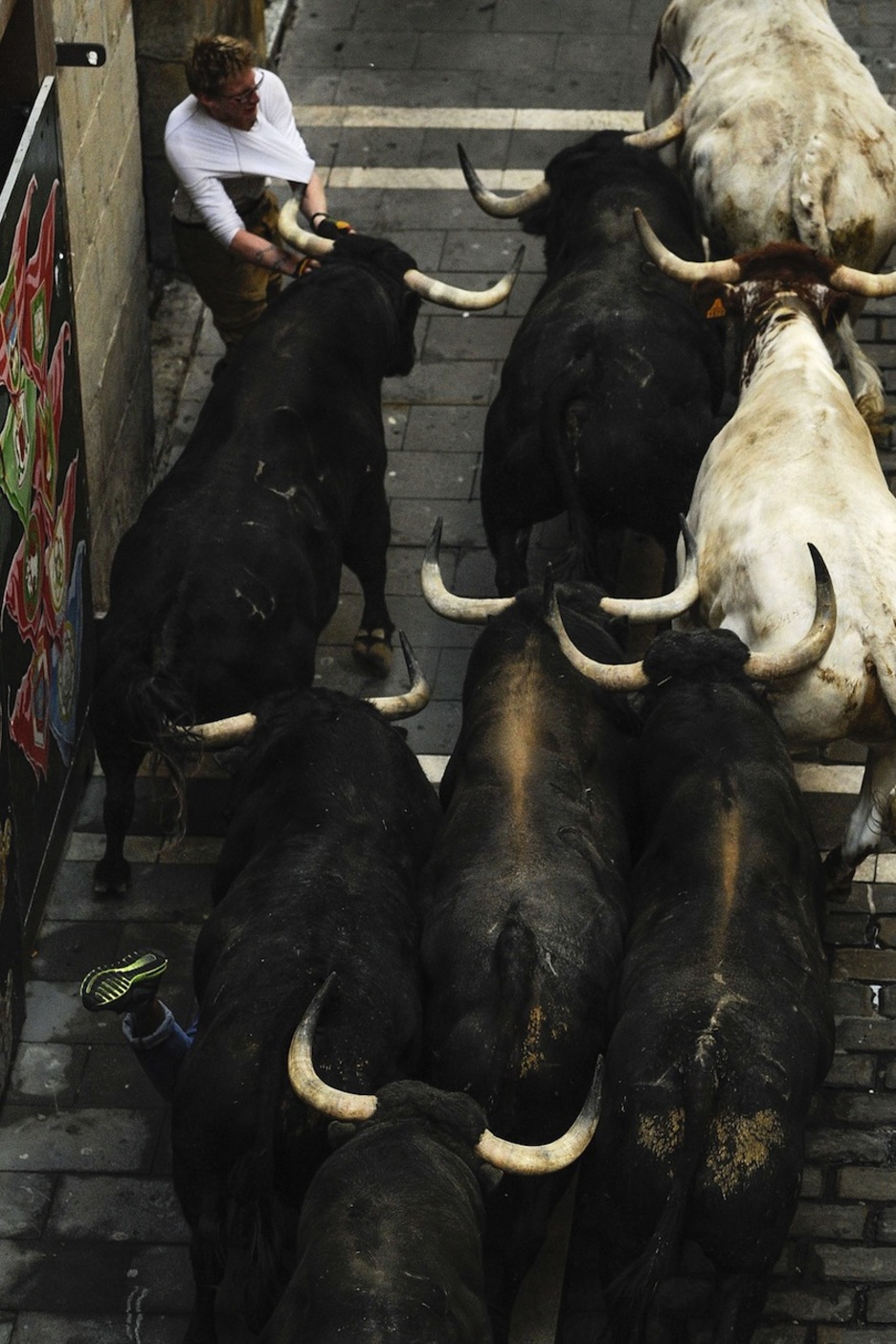 Un toro lo empitona desde la camiseta. (Pedro ARMESTRE/AFP)
