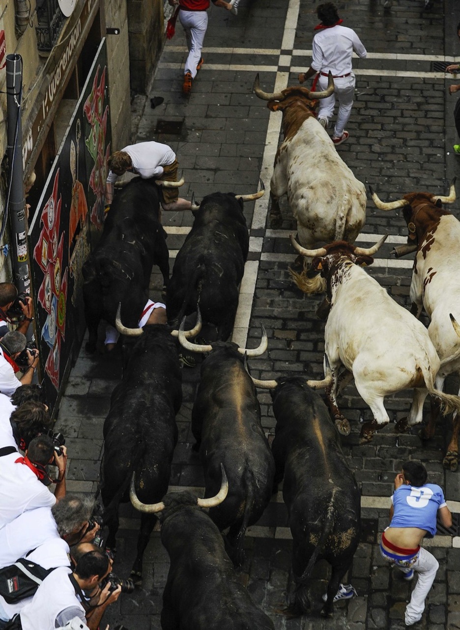 Y también lo zarandea. (Pedro ARMESTRE/AFP)