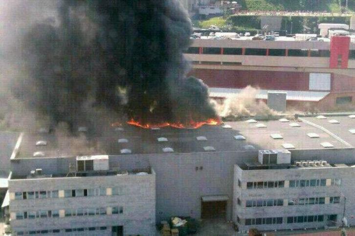 El humo de las llamas escapa por el tejado de la fábrica. (@112_SOSDeiak)