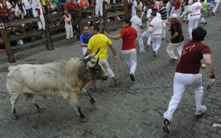 El toro que se ha quedado descolgado finalmente no ha generado excesivos problemas. (Jagoba MANTEROLA/ARGAZKI PRESS)