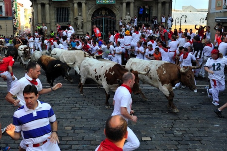 El encierro, a la altura de la plaza del Ayuntamiento. (Idoia ZABALETA/ARGAZKI PRESS)