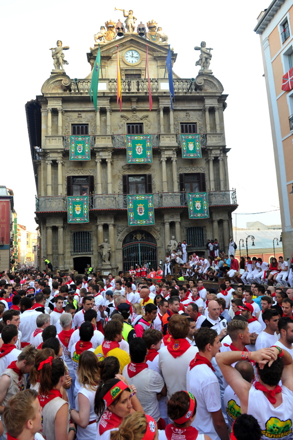 Imagen curiosa, ya que tras un apagón el reloj del Ayuntamiento ha quedado parado en la misma hora en la que se lanzó el txupinazo, pasadas las 12.15. (Idoia ZABALETA/ARGAZKI PRESS)