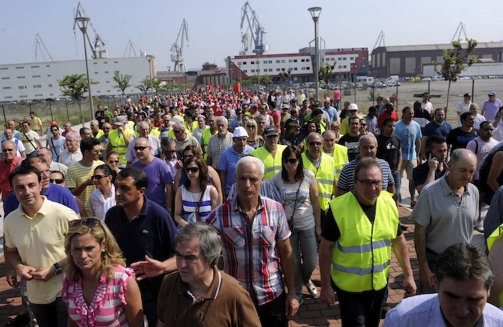 Coincidiendo con la reunión, los trabajadores de los astilleros han marchado desde La Naval a Zamakona. (Marisol RAMÍREZ/ARGAZKI PRESS) 