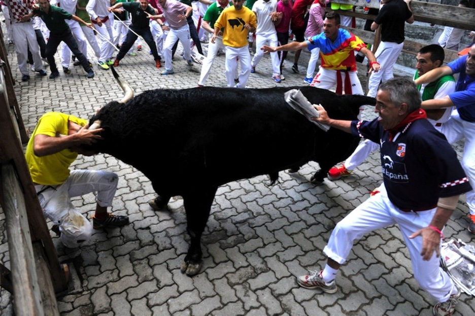 El mozo ha recibido un puntazo. (Idoia ZABALETA/ARGAZKI PRESS)