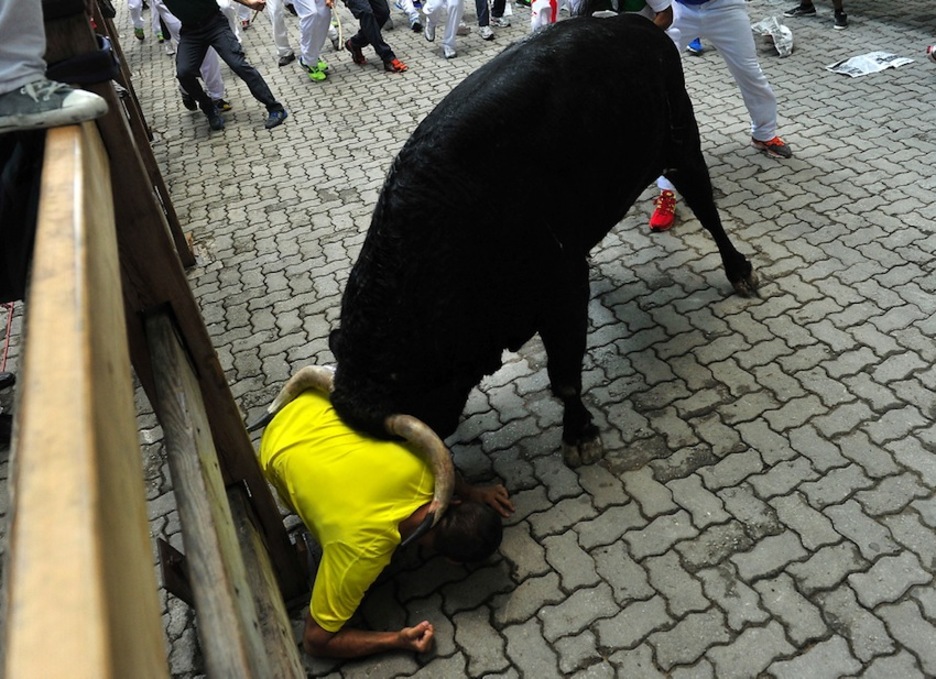 El mozo ha caído al suelo sin poder librarse del animal. (Idoia ZABALETA/ARGAZKI PRESS)