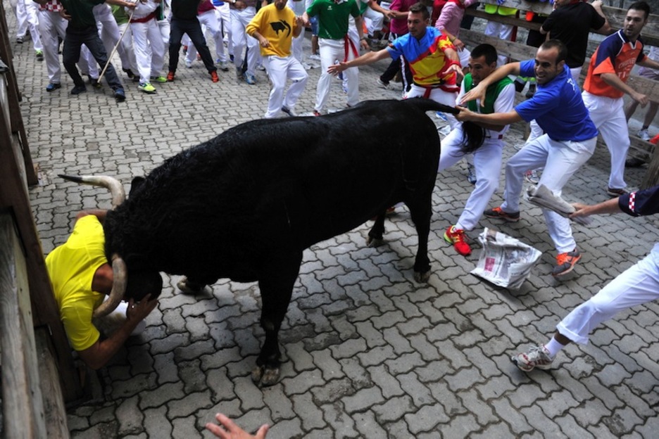 El toro ha atrapado al mozo contra el vallado. (Idoia ZABALETA/ARGAZKI PRESS)