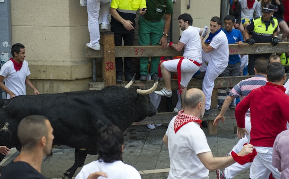 El toro rezagado que ha creado los mayores momentos de peligro. (Gorka RUBIO/ARGAZKI PRESS)