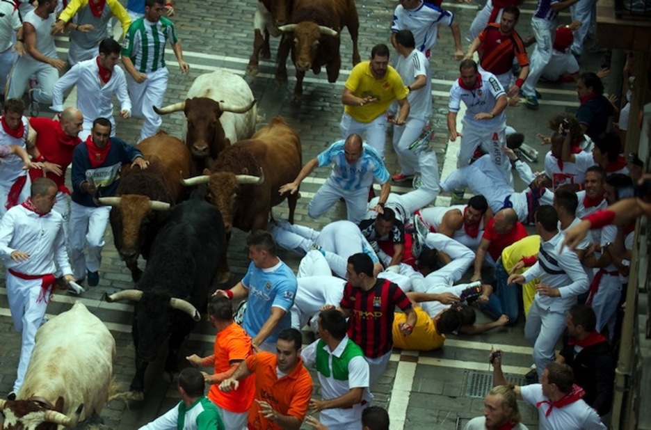 Corredores en el suelo en Estafeta. (Juan Carlos RUIZ/ARGAZKI PRESS)
