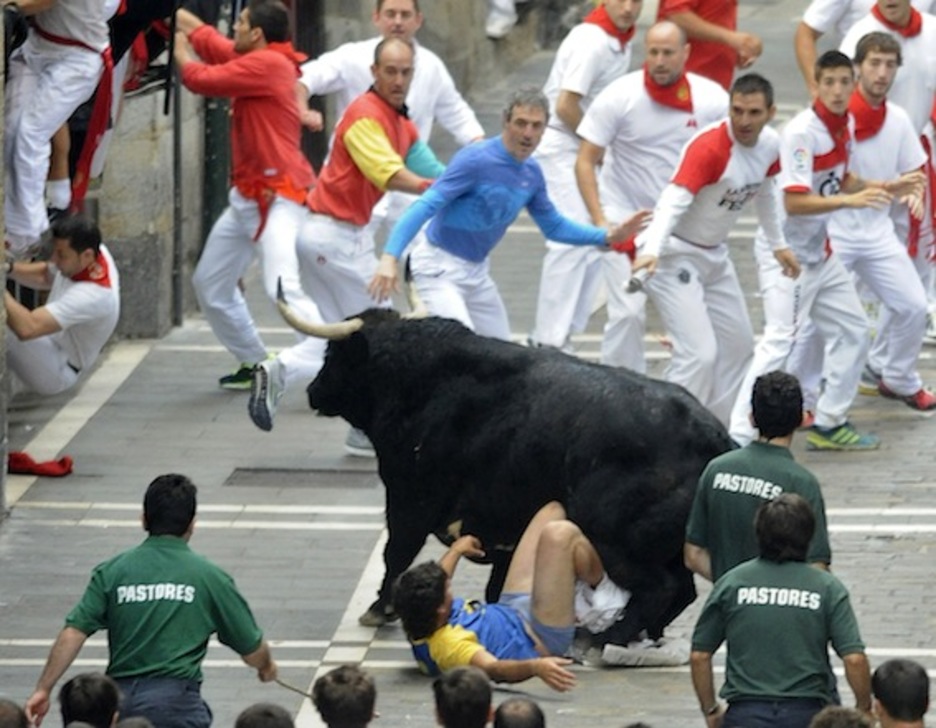 El joven, pisoteado por el toro. (Ander GILLENEA/AFP PHOTO)