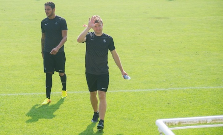 Asier Illarramendi se entrenó ayer en las instalaciones de Zubieta, donde los aficionados le pidieron que se quedara en la Real. (Andoni CANELLADA/ARGAZKI PRESS)