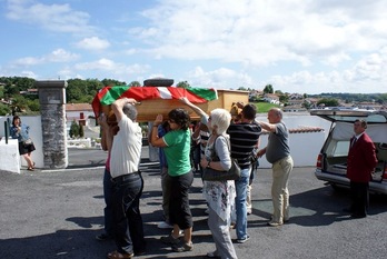Entierro de Jon Anza en 2010 en el cementerio de Ziburu. (ARGAZKI PRESS)