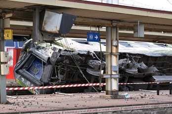 El tren siniestrado, en la estación de Bretigny-sur-Orge. (Kenzo TRIBOUILLARD/AFP) 