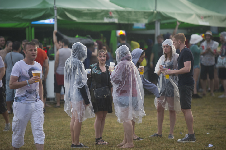 Los conciertos fueron suspendidos durante un tiempo por la lluvia. (Luis JAUREGIALTZO / ARGAZKI PRESS)