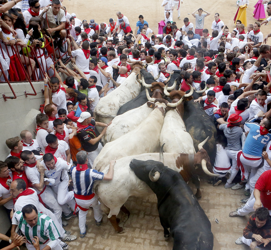 Decenas de personas y los toros bloqueados por la montonera. (Josu SANTESTEBAN / ARGAZKI PRESS) Decenas de personas y los toros bloqueados por la montonera. (Josu SANTESTEBAN / ARGAZKI PRESS)