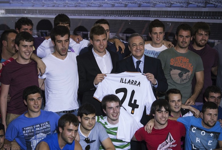 ‘Illarra’ con Florentino Pérez y un grupo de amigos. (Dani POZO | AFP)