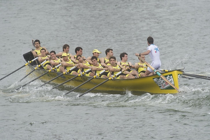 Orioko trainerua lanean, aurreko estropada batean. (Luis JAUREGIALTZO / ARGAZKI PRESS)