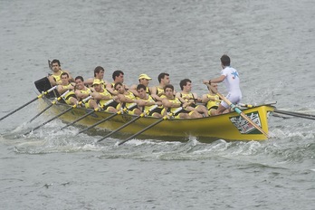 Orioko trainerua lanean, aurreko estropada batean. (Luis JAUREGIALTZO / ARGAZKI PRESS)