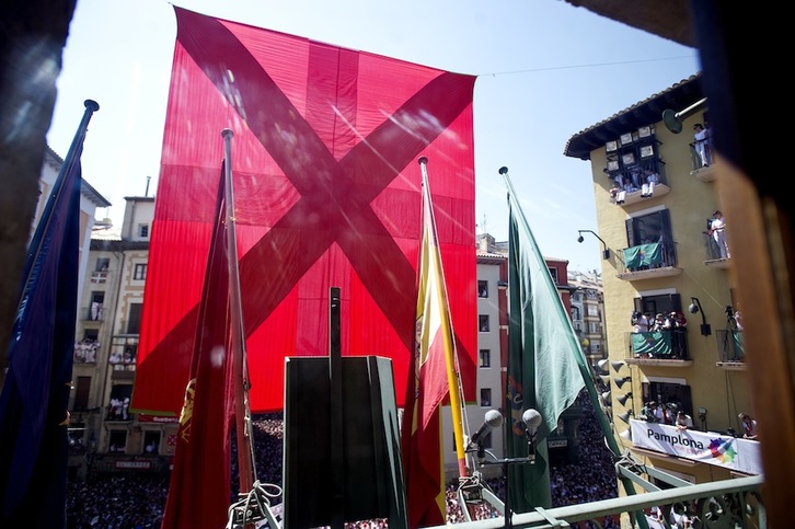 Vista del Ayuntamiento durante el chupinazo. (Iñigo URIZ / ARGAZKI PRESS)