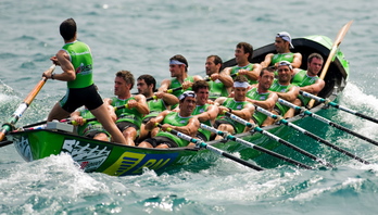 Hondarribiako arraunlariak estropadan. (Juan Carlos RUIZ / ARGAZKI PRESS)