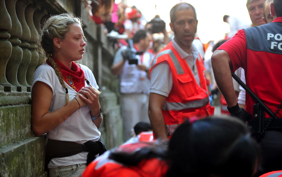 Una amiga de la chica que ha sido corneada. (Idoia ZABALETA / ARGAZKI PRESS) Una amiga de la chica que ha sido corneada. (Idoia ZABALETA / ARGAZKI PRESS)