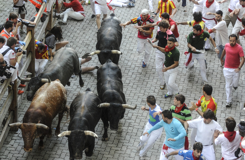 Instante en el que se ha producido la cornada a la chica australiana. (Jagoba MANTEROLA / ARGAZKI PRESS) Instante en el que se ha producido la cornada a la chica australiana. (Jagoba MANTEROLA / ARGAZKI PRESS)