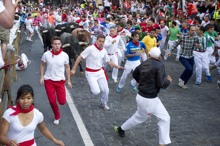 Corredores y toros enfilan el callejón de entrada a la plaza. (Iñigo URIZ / ARGAZKI PRESS) Corredores y toros enfilan el callejón de entrada a la plaza. (Iñigo URIZ / ARGAZKI PRESS)