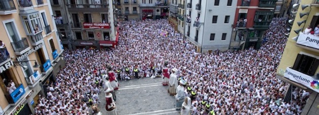 La comparsa de gigantes congrega a miles de personas todos los días. (Iñigo URIZ/ARGAZKI PRESS)