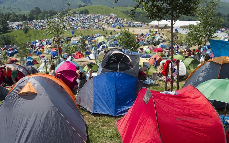 El campin ha supuesto el mayor de los peros del festival: por su lejanía, las caminatas y las colas. (Luis JAUREGIALTZO / ARGAZKI PRESS)