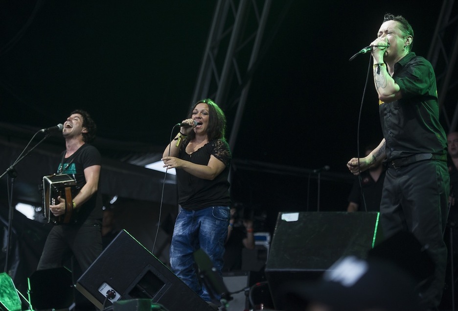 <strong>Fermin Muguruza</strong> cerró su actuación con ‘Sarri Sarri’. Crónica del sábado: <a href="http://gara.naiz.info/paperezkoa/20130714/413333/es/Sabado-festivo-BBK-Live" target="blank">Sábado festivo en el BBK Live</a>