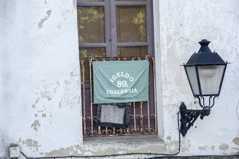 Banderola reivindicativa en un balcón de Igeldo. Gorka RUBIO (ARGAZKI PRESS)