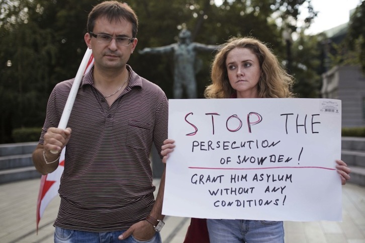 Dos personas reclaman en Moscú que cese la «persecución» a Snowden (Evgeny FELDMAN / AFP) 