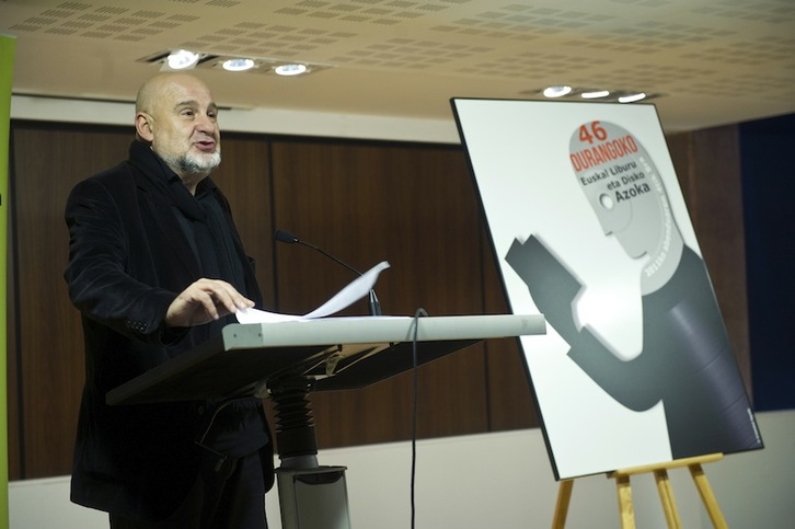 Antón Reixa, en la Feria del Libro de Durango en 2011. (Luis JAUREGIALTZO/ARGAZKI PRESS)