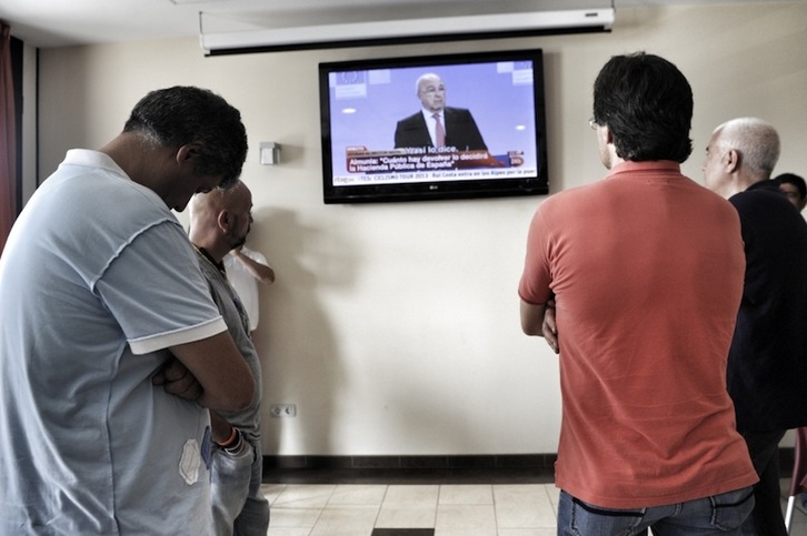 Trabajadores de La Naval siguen la comparecencia de Almunia por televisión. (ARGAZKI PRESS)