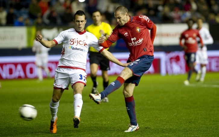 Nano pugna por el balón en un partido copero contra el Sporting (Jagoba MANTEROLA / ARGAZKI PRESS)