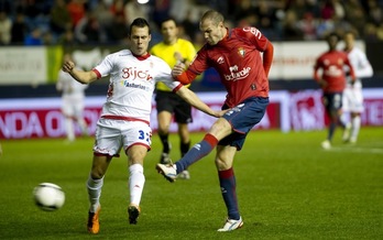 Nano pugna por el balón en un partido copero contra el Sporting (Jagoba MANTEROLA / ARGAZKI PRESS)