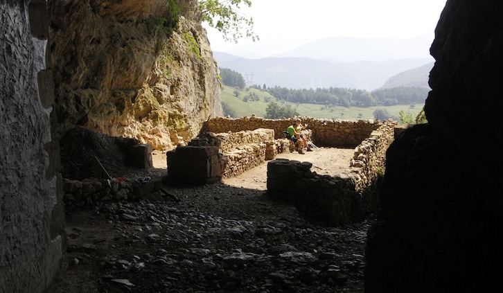 En el interior de la gruta se alzaba un castillo. (Gotzon ARANBURU)