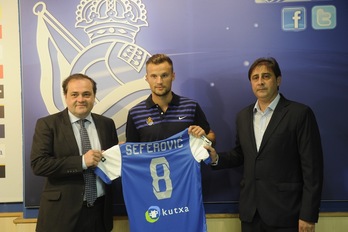 Seferovic, flanqueado por Aperribay y Loren, posa con su nueva camiseta (Jon URBE / ARGAZKI PRESS)