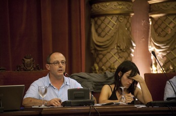 Juan Karlos Izagirre interviene durante un pleno municipal (Juan Carlos RUIZ / ARGAZKI PRESS)
