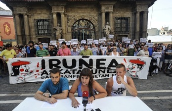 Masiva comparecencia frente al Ayuntamiento de Iruñea. (Jagoba MANTEROLA/ARGAZKI PRESS)