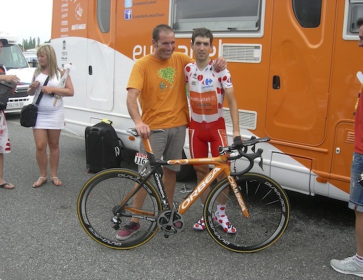 Mikel Nieve con un aficionado. (NAIZ.INFO)