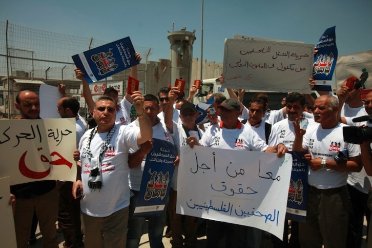 Un grupo de periodistas palestinos exige libertad de movimiento. (Abbas MOMANI/AFP)