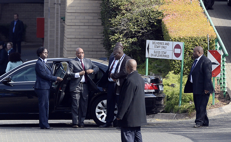 El presidente Jacob Zuma llega al hospital para visitar a Mandela