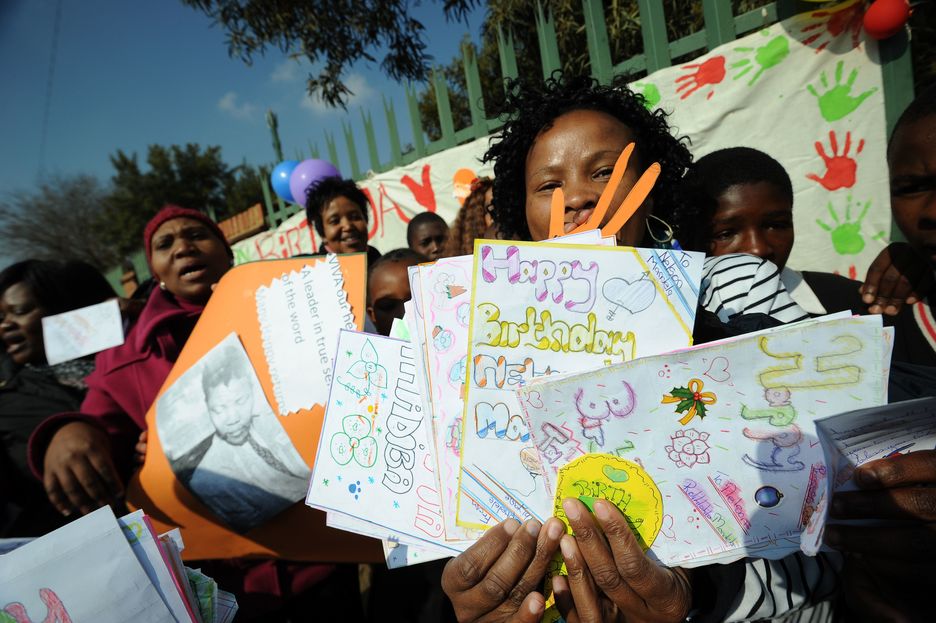 Postales de felicitación realizadas por el alumnado de una escuela (Alexander JOE / AFP)