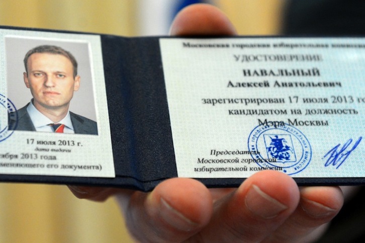 El presidente de la Comisión Electoral de Moscú muestra el certificado del registro de Alexei Navalny como candidato a la Alcaldía. (Kirill KUDRYAVTSEV/AFP) 